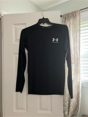 Under Armour Black Long Sleeve rash guard